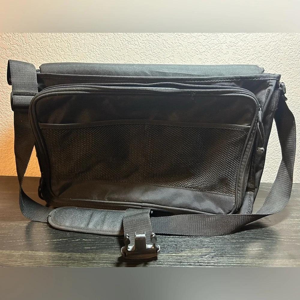 Solo Laptop Bag Various Size Compartments.